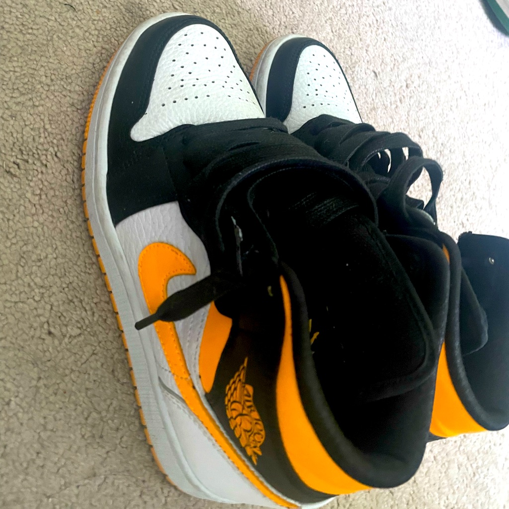 Air Jordan 1 Mid Black University Gold Big Kids (Gradeschool) Boys